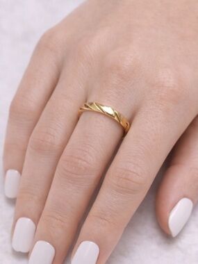 Women’s Gold Ring - Size 7.5